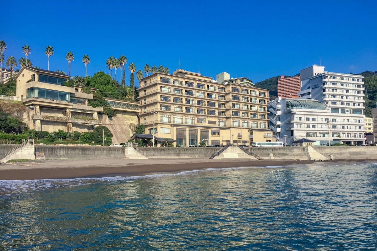 旅館・ホテルのM&A:客室稼働率・装置産業性・旅館業法の許可承継を売り手目線で整理する